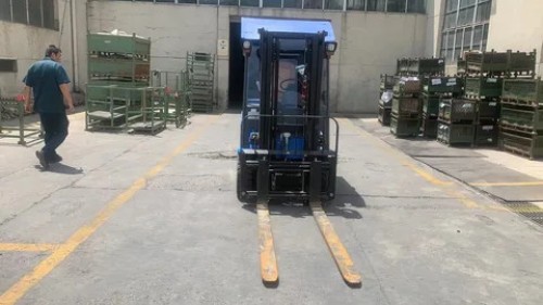 1.5t small four-wheel electric forklift hot selling lifting forklift all terrain forkliftlight new energy